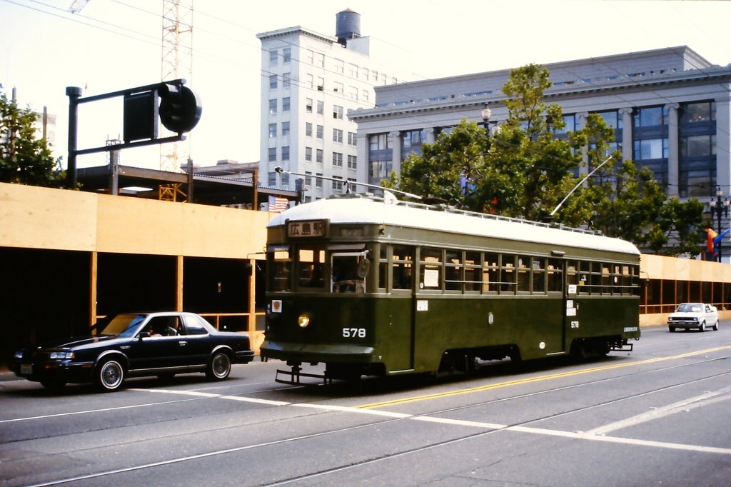 Eine Straenbahn aus Japan am 18. Juni 1987 zu Gast auf der Market Street in San Francisco.