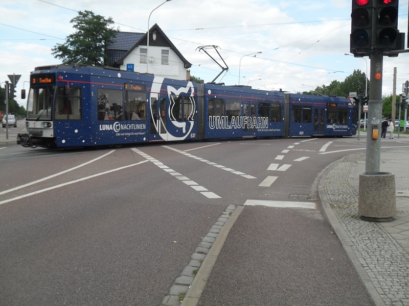 Eine Straenbahn der Linie 3 fhrt am 21.07.2012 in die Wendeschleife der Endstelle Halle Trotha ein.