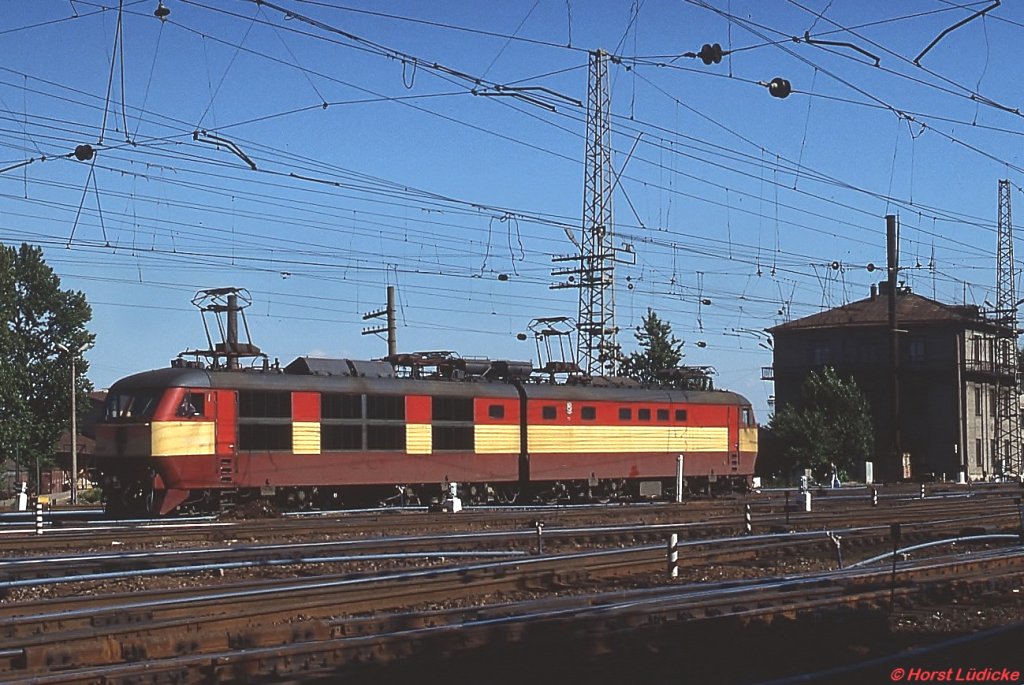 Eine TschS 200 im Moskauer Bahnhof in Leningrad (Juni 1990). Bemerkenswert sind bei dieser Lokomotive die wegen der Hchstgeschwindigkeit von 200 km/h installierten eigenwilligen Stromabnehmer.