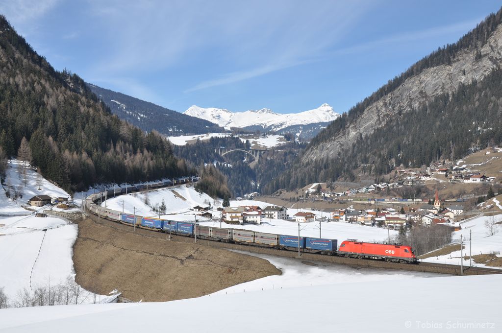 Eine unbekannte 1116 kommt mit einem KLV-Zug am 10.03.2012 vom Brenner durch St. Jodok