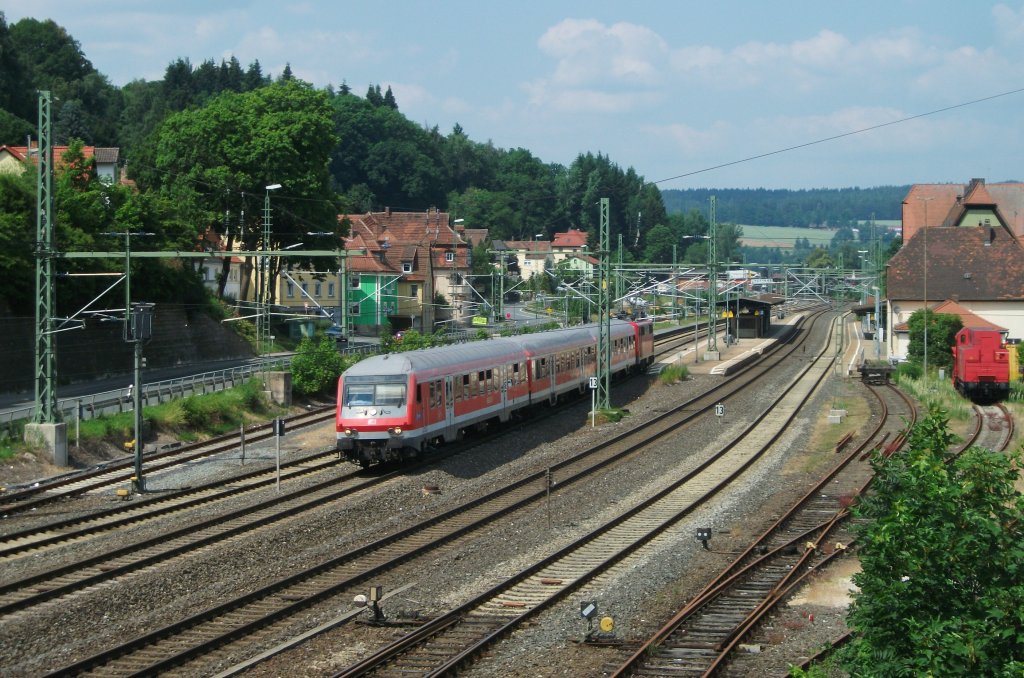 Eine Wrzburger n-Wagen Garnitur verlsst am 09.Juli 2013 als RB 59361 nach Nrnberg den Bahnhof Kronach. Schublok war 111 213.