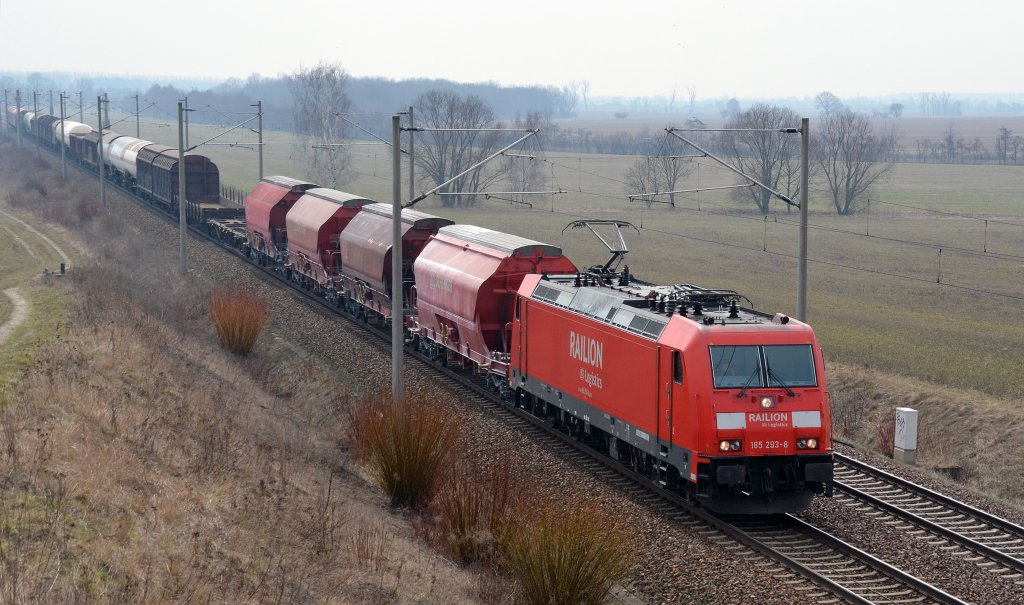 Einen Mischer hatte 185 293 am Haken, als sie am 09.04.13 durch Zschortau Richtung Bitterfeld fuhr.