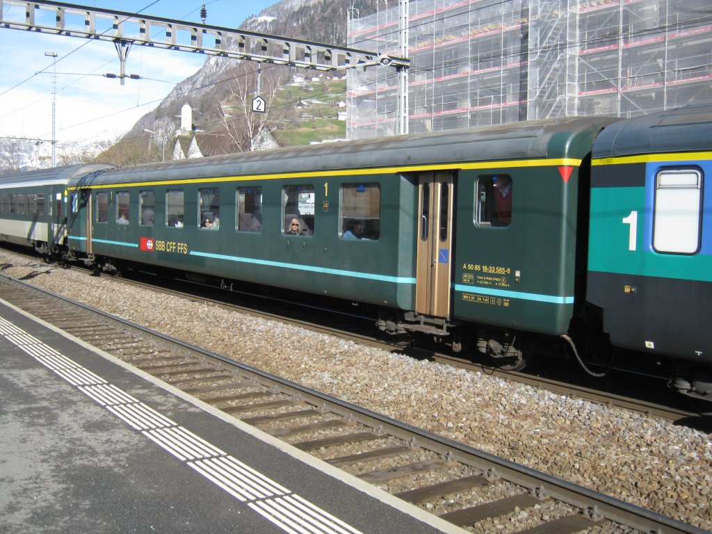 Einer der beiden letzten A(r), 50 85 18-33 585-8,  am Entlastungs IC 10565 im Sargans, 26.02.2011. (mittlerweile ausrangiert)
