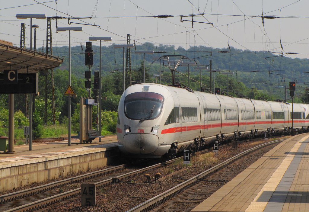 Einer der sehr wenigen ICE´s dessen Zugnummer noch einen  Taufnamen  besitzen: DB 411 566-3 als ICE 1207  KARWENDEL  von Berlin Gesundbrunnen nach Mnchen Hbf, in Naumburg (S) Hbf; 06.06.2011