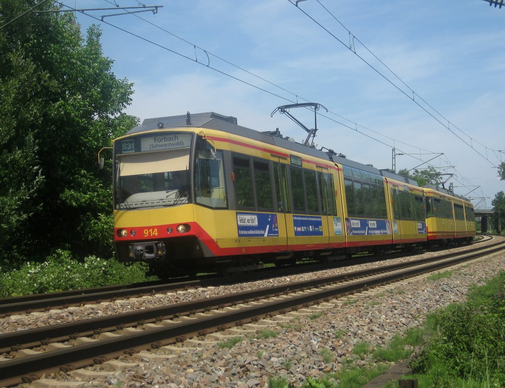 Eines meiner besten Bahnbilder in meiner groen Sammlung. Es zeigt den Panorama-Tw 914 und hintendran den Hochflur-Tw 808 auf der Linie S31 von Bruchsal-Odenheim nach Forbach (Schwarzwald). Dieses Duo hat die Gleise der langen Kurve in Hhe Ettlingenweier unter den Rden. Sie haben vor etwa 2 Minuten den letzten Halt Ettlinen West verlassen und erreichen in etwa einer Minute den nchsten Halt Bruchhausen (b Ettlingen). Aufnahmedatum war der 24.05.2011.