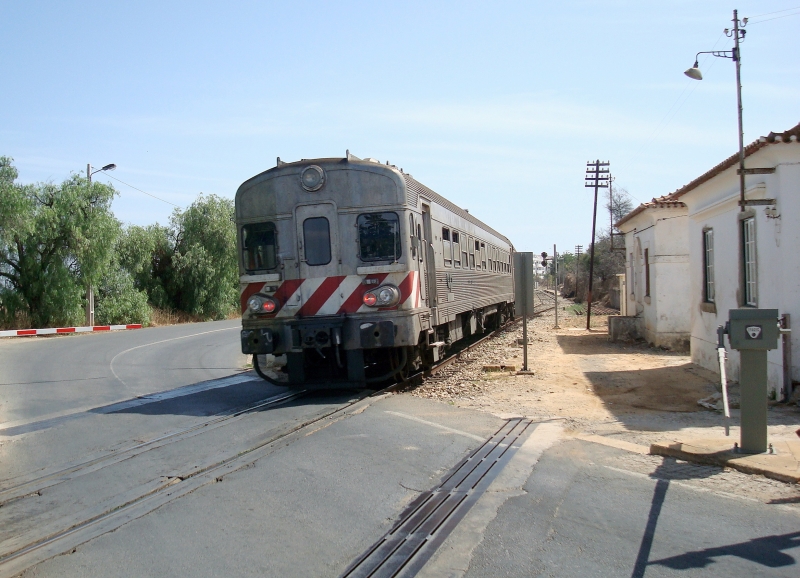 Einfahrt in den Bahnhof von Fuseta-Moncarapacho. Wie so oft an der Algarve-Linie liegt auch diese Station weit ab vom Zentrum des Ortes. 
19.92008