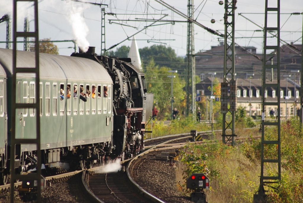 Einfahrt in den Bahnhof Gttingen. Immer gut an dem weien Info-Turm-Zipfelmtzchen zu erkennen ;) Aufgenommen am 26.09.2010.