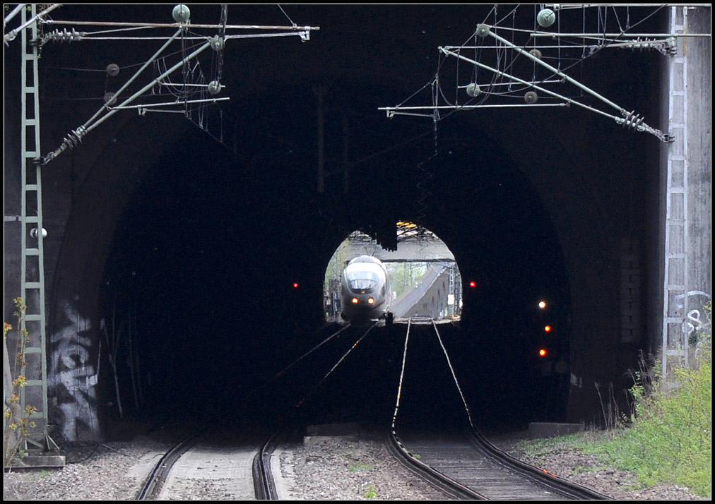 Einfahrt - 

Die Schnauze des ICE 3-Zuges hat schon das Dunkel des Pragtunnels zwischen Stuttgart-Nord und Feuerbach erreicht. 

13.04.2011 (J)