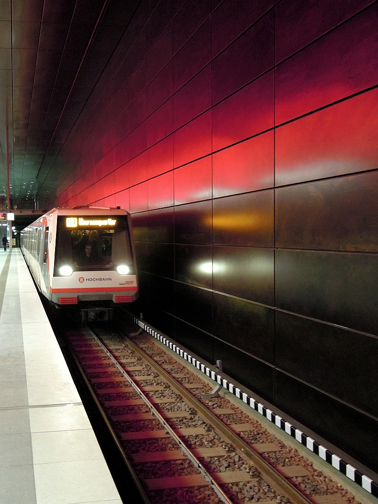 Einfahrt eines Zuges der neuen Hamburger U-Bahnlinie U4 in die Endstation  Hafencity Universitt  whrend der  Rotphase . Das Zielschild ist nicht korrekt. 1.12.2012