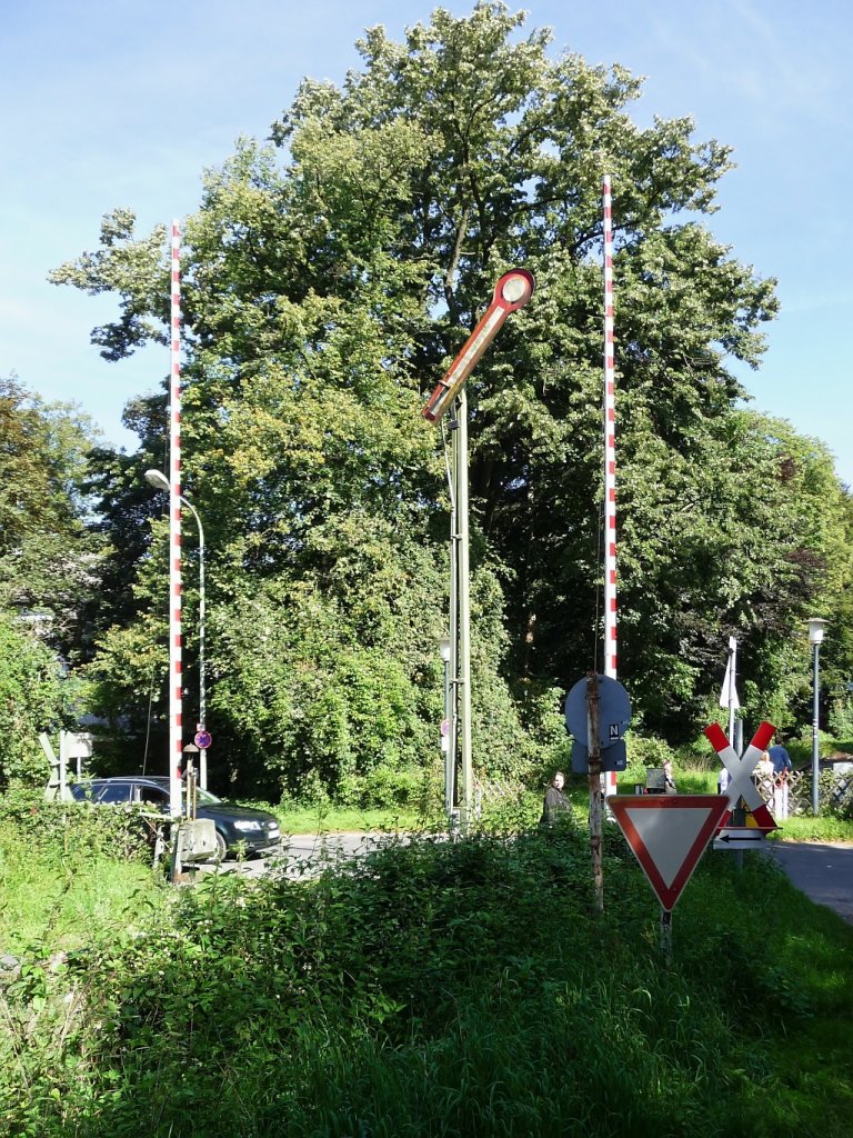 Einfahrtsignal und Schrankenanlage am Endbahnhof  Hlser Berg  (5.9.2010), offenbar nicht mehr betriebsfhig, denn der bergang wird vom Personal abgesichert.