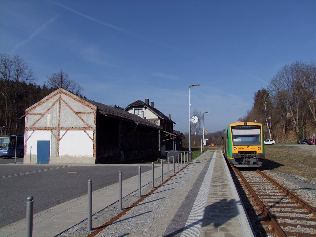 Eingleisiger Endhaltepunkt Grafenau, ein Busterminal vor, sowie ein angrenzender P+R Bereich sorgen fr einen optimalen Bahnanschlu, hier wartet VT24 als RB59860 auf die zweistndige Takt-Abfahrt zum 31,5km entfernten Endhaltebahnhof Zwiesel;120828