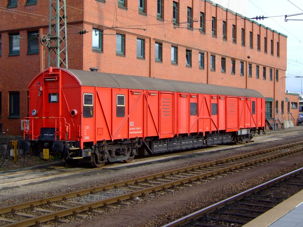 Einheitshilfsgertewagen abgestellt am Hbf Koblenz, 03.04.2010.