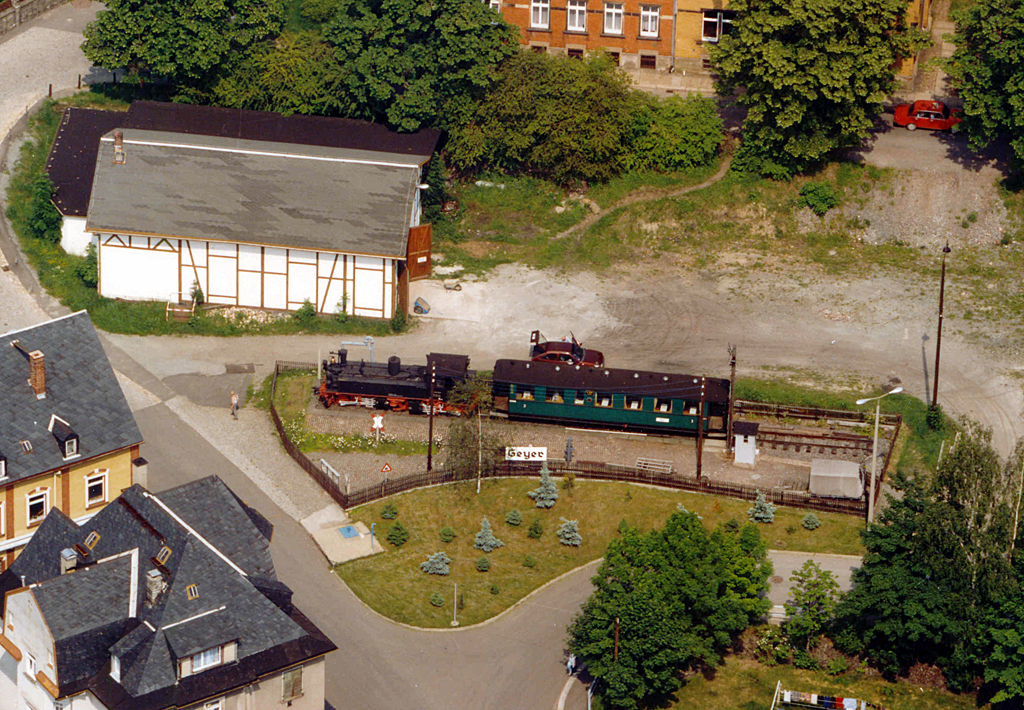 Eisenbahn-Oldie, Dampflok und P-Wagen, ausgestellt in  Geyer -Erzgebirge. Luftaufnahme vom Sommer 1992 - Scan vom Farbbild. 