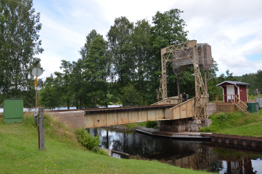 Eisenbahnhubbrcke am Dalslands-Kanal in Lngbron/Schweden bei geschlossenem Zustand am 12.07.2012.