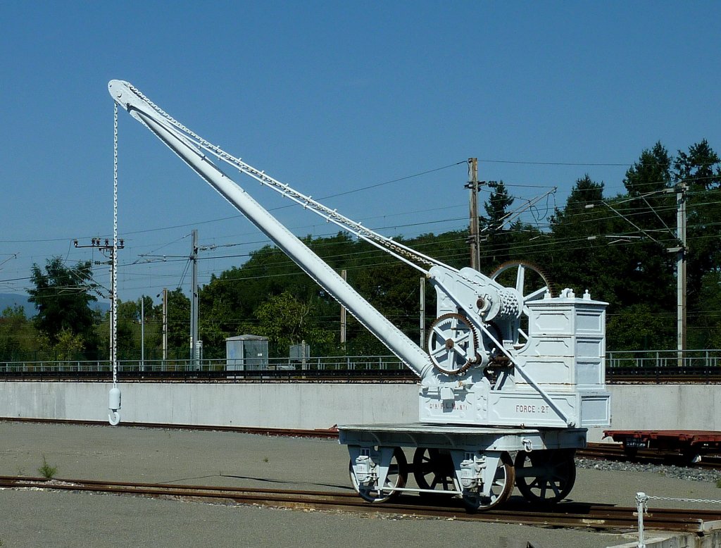 Eisenbahnmuseum Mühlhausen (Mulhouse), der Eisenbahnkran älterer Bauart steht auf dem Freigelände, Sept.2012