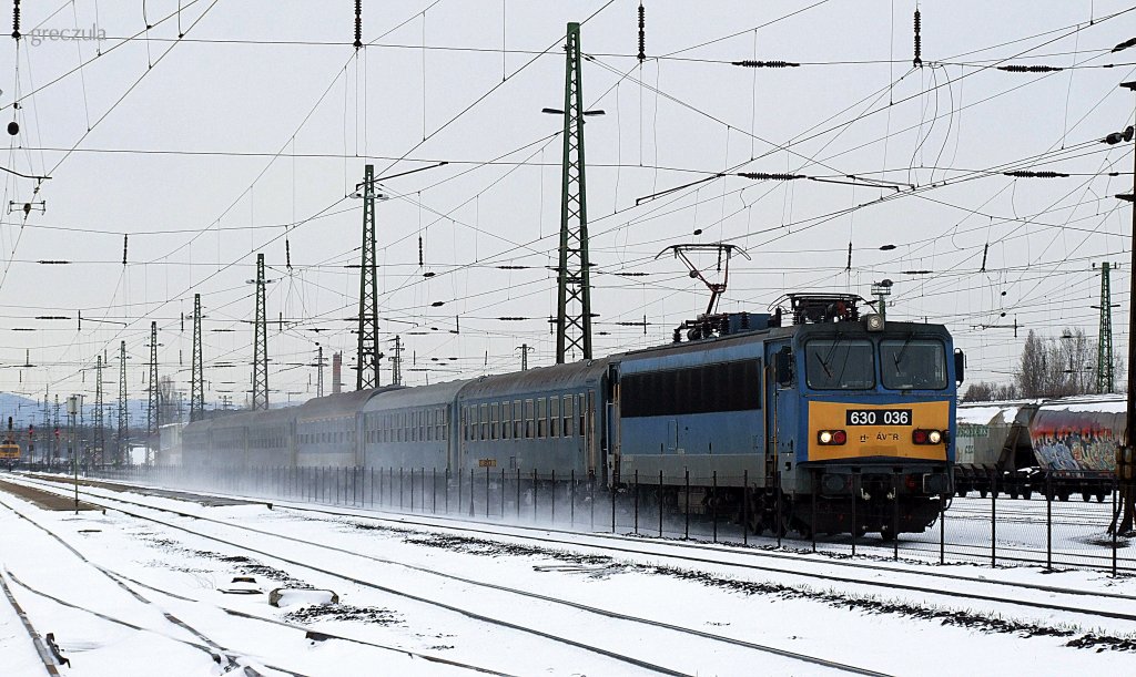 Elektrolok Nr 630 036 der MV-Trakci verlsst Bf Rkos mit einem Schnellzug.