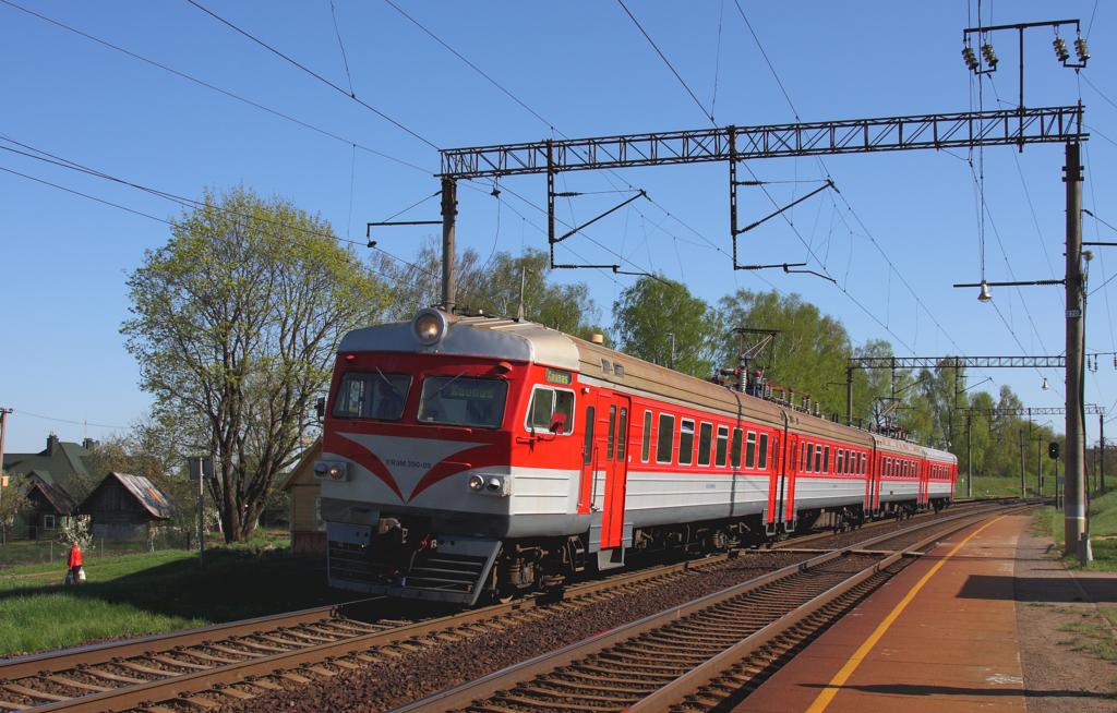 Elektrotriebzug ER9M-390-09 erreicht aus Vilnius kommend am 2.5.2012
den Haltepunkt Rikanday und wenig spter weiter in Richtung Kaunas zu fahren.