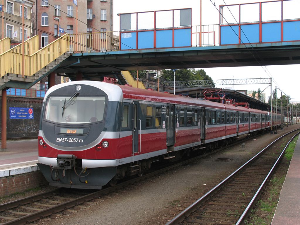 EN57-2057ra auf Bahnhof Szczecin Głwny am 9-7-2007.