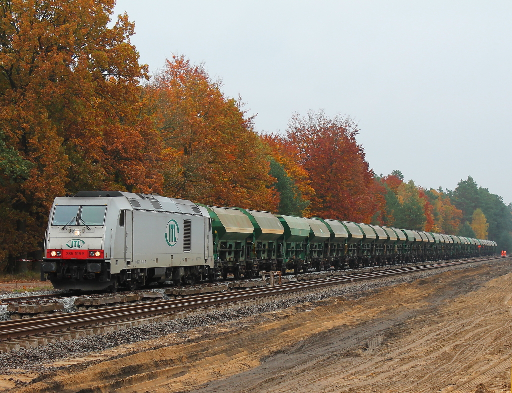 Endlich wieder einmal ein Zug in Nassenheide und wenn es erst einmal nur ein Bauzug ist. Die 285 109-5 der ITL bringt am 23.10.2012 neuen Schotter.