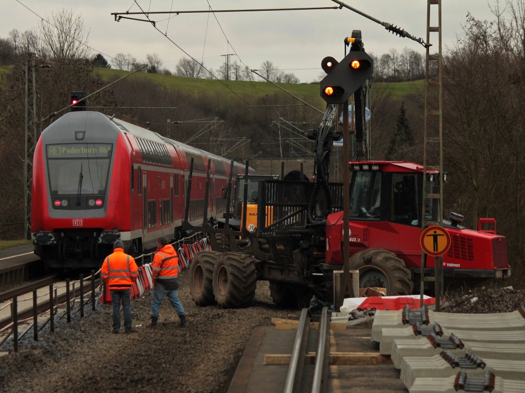 Eng geht`s zur Zeit (05.03.2012) in Eilendorf an der KBS 480 zu. Das Gleis Richtung Kln ist schon ausgebaut und die Schwellen werden nun mit Hilfe von Radlader und Forstschlepper abtransportiert. Auf dem Nachbargleis fhrt RE1 gezogen von 146 012 nach Paderborn.