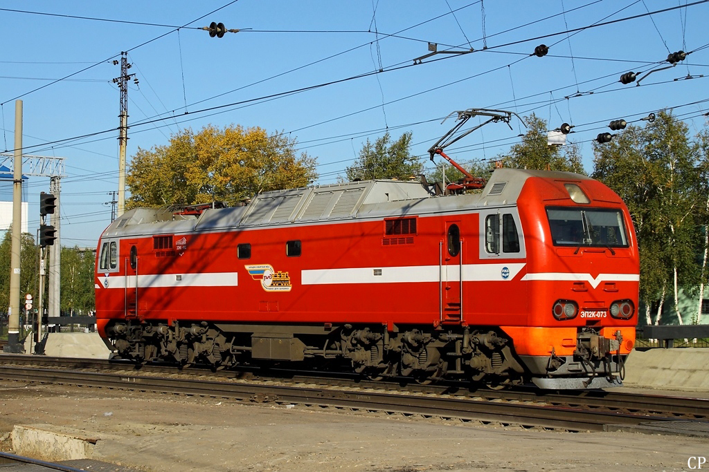 EP2K-073 rollt am 8.9.2011 durch den Bahnhof Barabinsk.