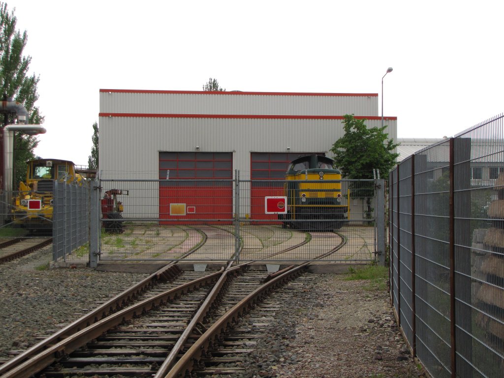 Erfurter Gleisbau 211.074 (92 80 1211 074 0 D-EGB) am 22.05.2013 auf dem Gelnde der Erfurter Gleisbau GmbH in Erfurt. Von einem Fuweg aus fotografiert.
