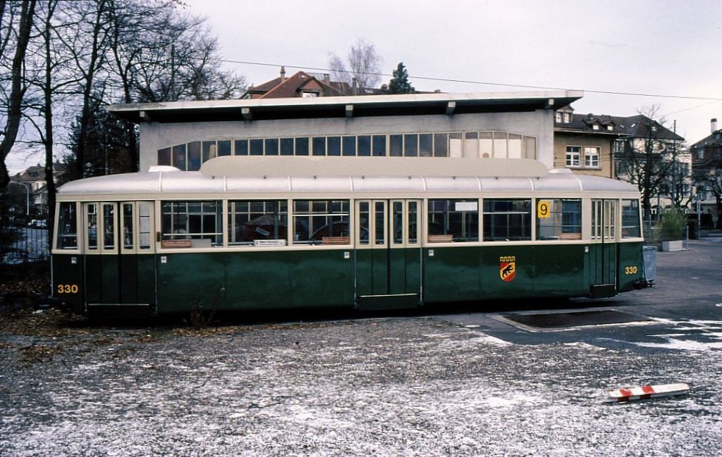 Erinnerung an die Berner Anhngewagen 321-330 (1951/2): Wagen 330 kurz vor seiner Abgabe nach Rumnien. Burgernziel, 27.Dezember 2003. 