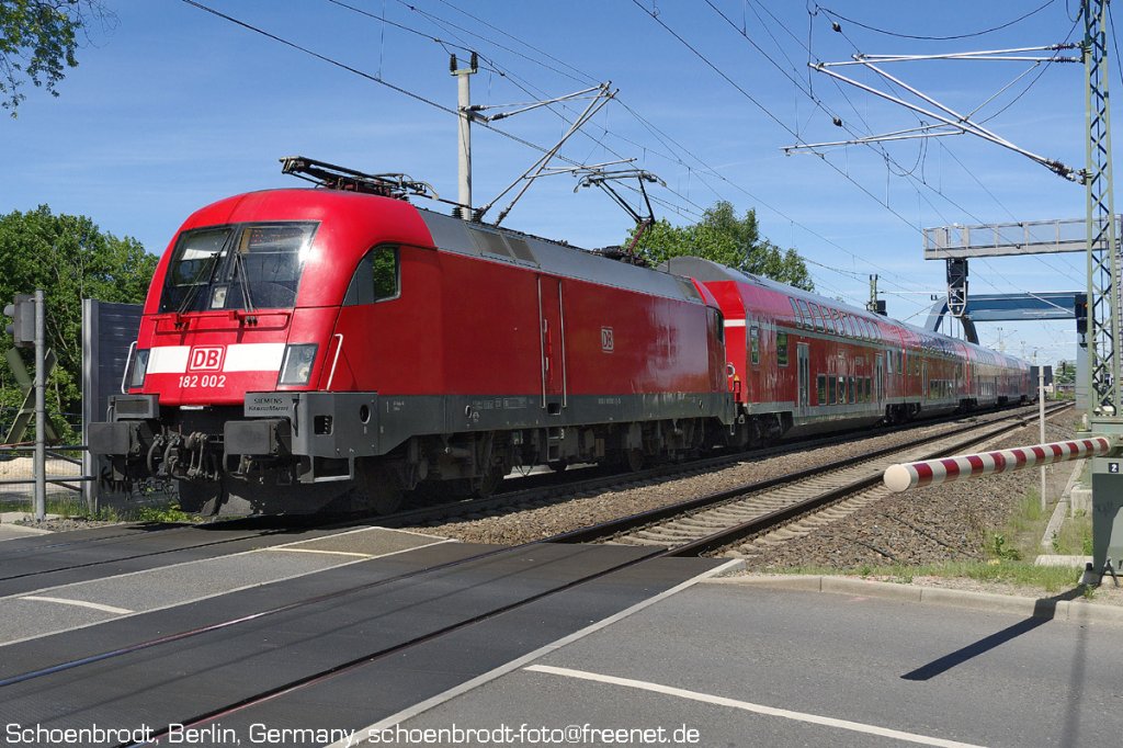 Erkner, DB E-Lok 182 002-6 (91 80 6 182 002-6 D-DB) mit RE 1, 11,51 Uhr nach Frankfurt/Oder, Bahnbergang Beuststrae, Schranke, 05. Juni 2013