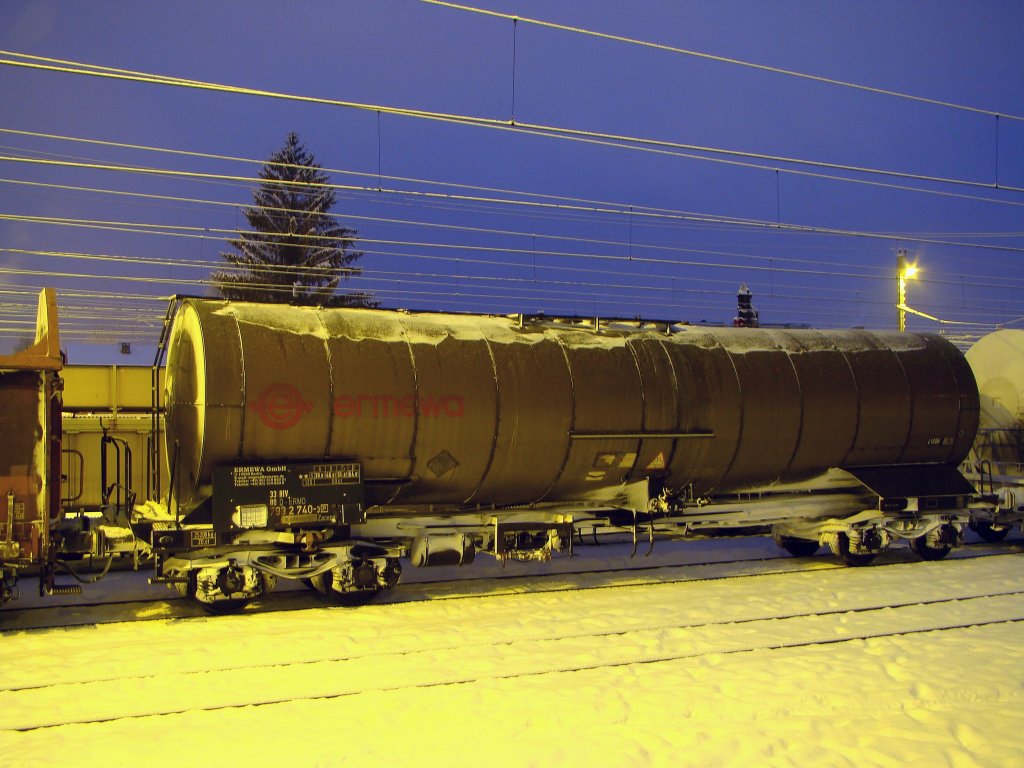 ERMEWA Kesselwagen in Bahnhof W�rgl.02.02.2010.  