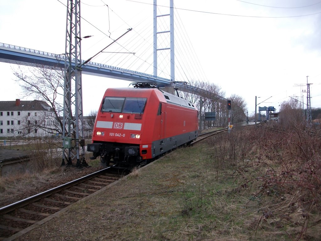 Erst brachte 101 042 am 09.April 2010 den IC 2212 aus Koblenz bis nach Binz.Ein paar Stunden spter kam Sie als Lz von Binz nach Stralsund durch den Bahnhof Stralsund Rgendamm gefahren.