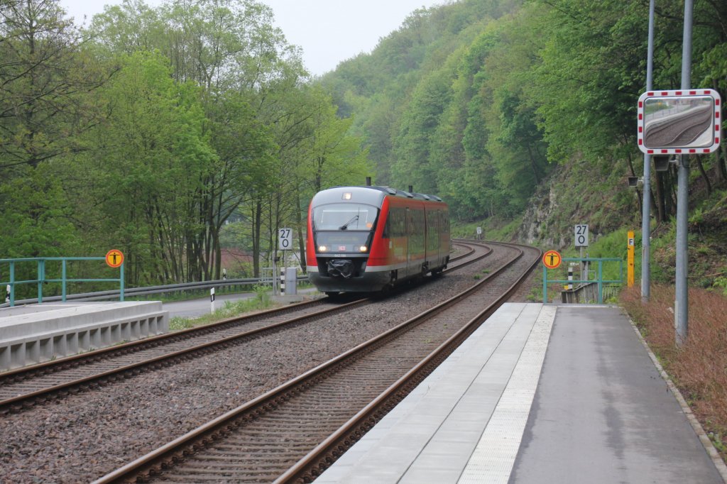 Erzgebirgsbahn 642 196 mi Ziel Zwickau(Sachs.)Hbf fhrt am 06.05.2012 durch den Hp. Wiesenburg.