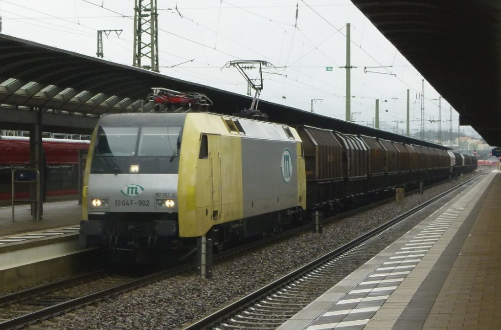 ES 64 F-902 (91 80 6152 197-0) der ITL zieht am 19.01.2012 einen Kohlezug durch Kaiserslautern