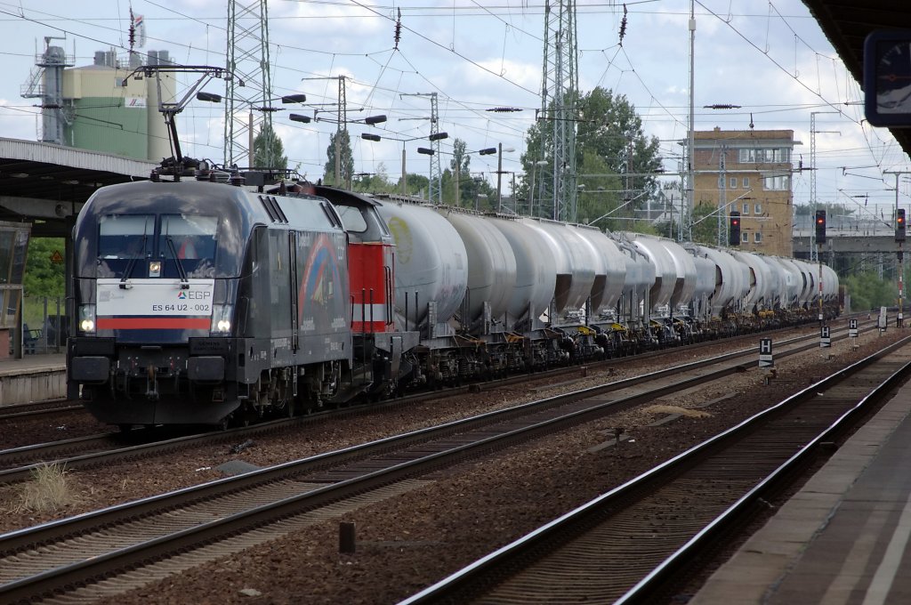 ES 64 U2 - 002 (182 502-5) & 214 024-4 der EGP mit einem Zementzug in Berlin Schnefeld. 22.06.2010