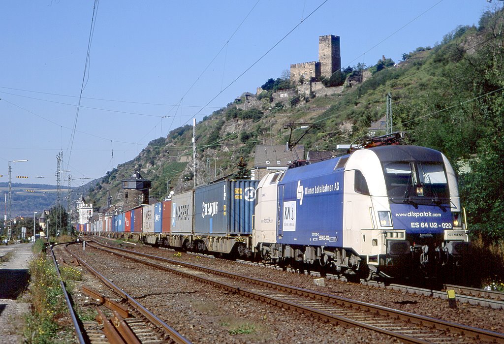 ES 64 U2 020 durchfhrt den Bahnhof Kaub sdwrts, 20.09.2005.