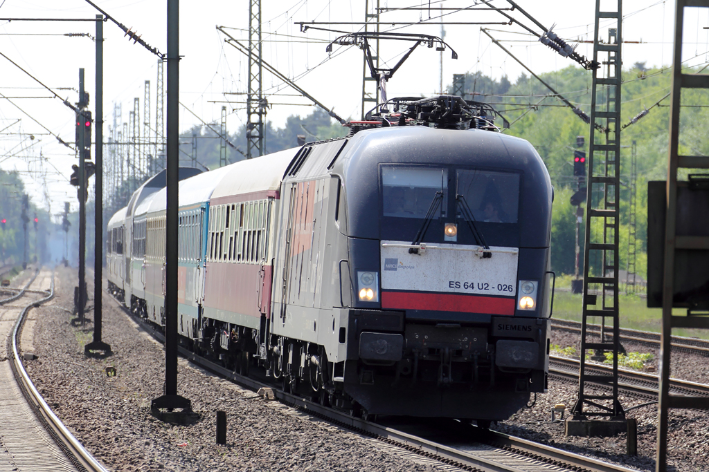 ES 64 U2-026 mit HKX 1803 bei der Durchfahrt in Rotenburg(Wmme) 31.5.2013