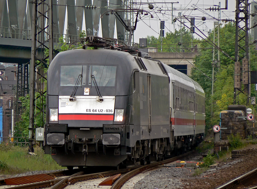 ES 64 U2-034 (182 534) verlässt das BW Köln Deutzerfeld im Mai 2010 ...