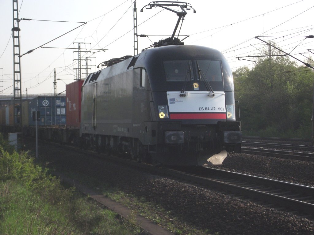 ES 64 U2-062 mit einem KLV-Zug gen Sden. Fulda, 21.04.11
