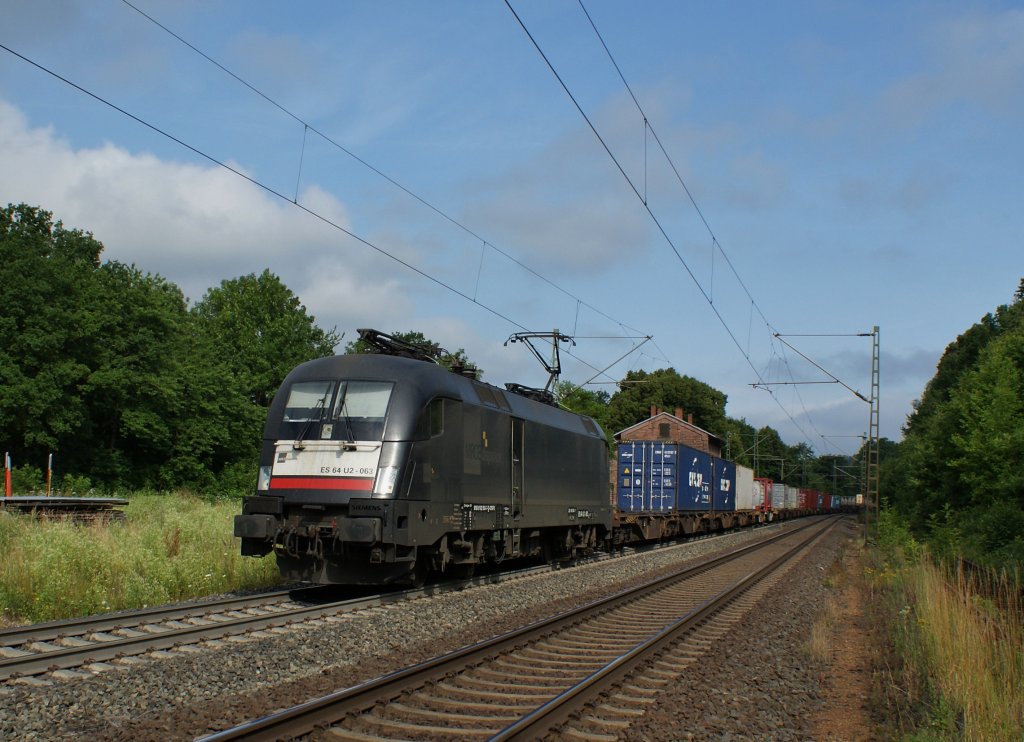 ES 64 U2-063 (182 563) mit einen Containerzug am 11.07.13 in Vollmerz.