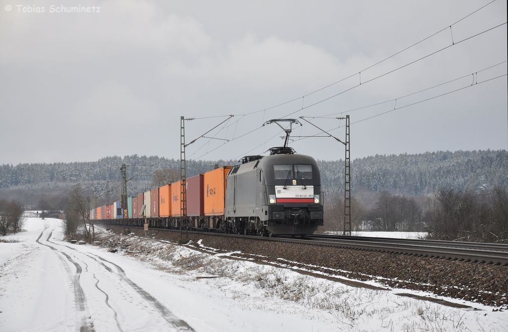 ES 64 U2 - 063 (91 80 6182 563-7 D-DISPO) mit Containerzug am 09.02.2013 bei Plling