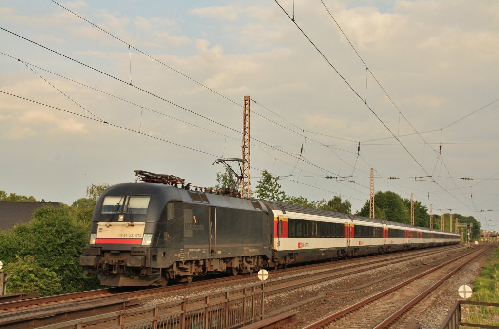 ES 64 U2 - 072 mit EC 6 in Dsseldorf Eller-Sd am 30.06.13.