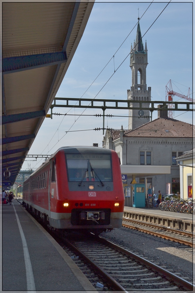 Es dieselt wieder in Konstanz. Brummend nistet sich ein Dieseltriebzug wieder in den regulren Fahrplan in Konstanz ein, denn am Wochenende kommt ein IRE aus Basel, um dem RE von Karlsruhe Gesellschaft zu leisten. Im August 2012.