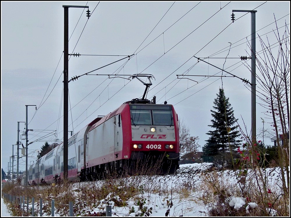  Es fhrt ein Zug nach nirgendwo  knnte man meinen beim Anblick der 4002, auf deren Anzeige nur die beiden Buchstaben RB, nicht aber der Zielbahnhof Luxembourg zu sehen sind. Die RB 3238 Wiltz-Luxembourg fotografiert am 05.12.2010 in der Nhe von Mersch. (Jeanny)    