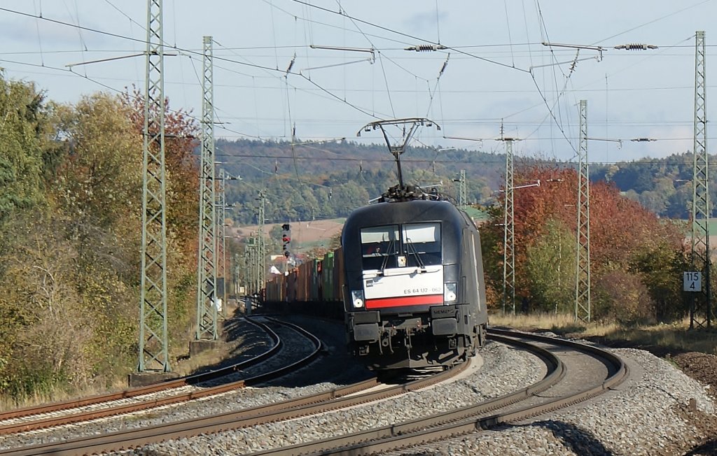 ES64 U2-062  BoxXpress  mit einen KLV-Zug kurz vor Fulda am 26.10.2011