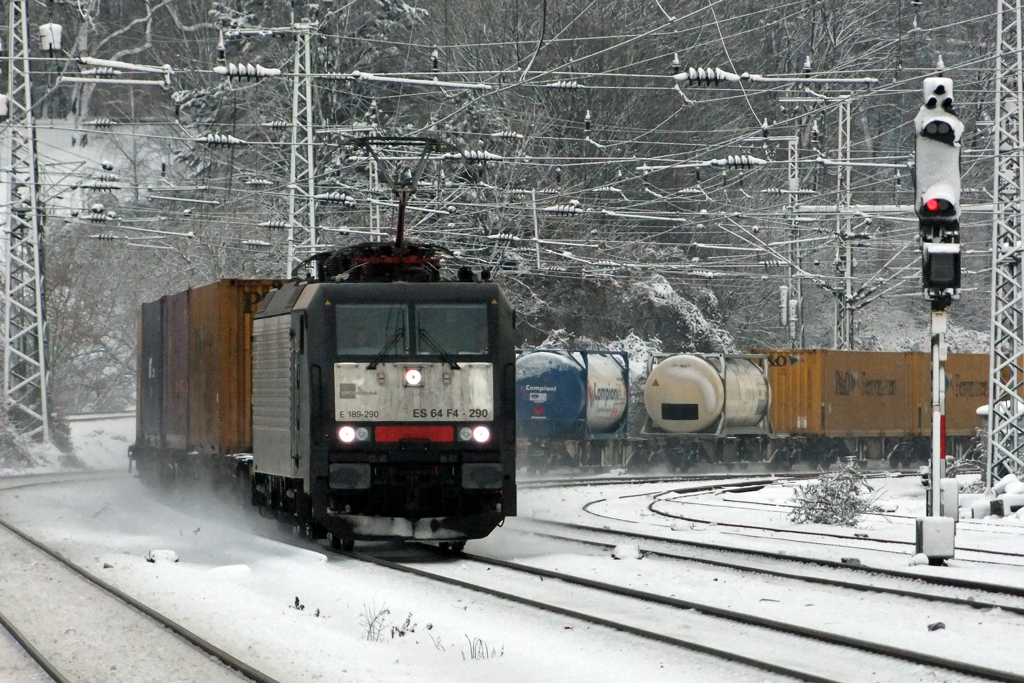 ES64F4-290 der MRCE in Kln-West 18.12.2010