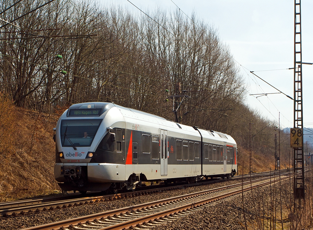 ET 22007 (2-teiliger Stadler Flirt) der Abellio Rail NRW am 27.03.2013 kurz vor dem Bahnhof Kreuztal. 
Er fhrt die KBS 440 Siegen-Hagen als RB 91 (Ruhr-Sieg-Bahn).  

Die 2-teilige Flirtvariante gibt es z.Z. nur bei der Abellio Rail NRW, sie haben nur eine Hchtgeschwindigkeit vom 140 km/h