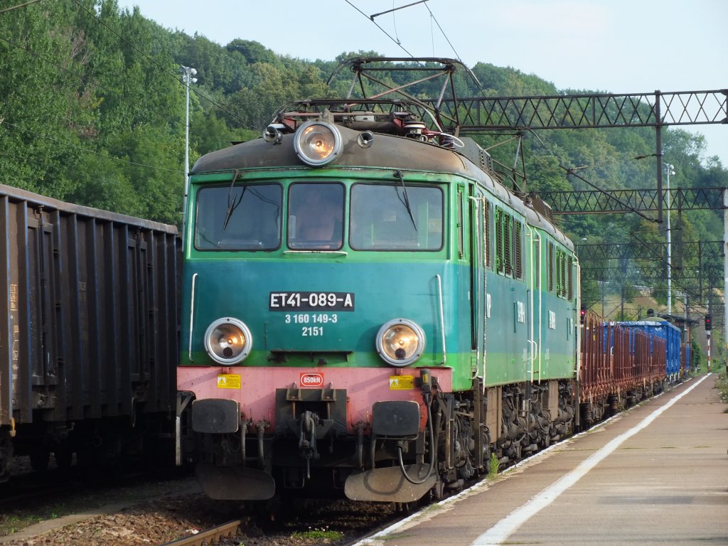 ET 41-089 mit einem kurzen Gterzug bei der Einfahrt in Klodzko GL. (05.08.11)