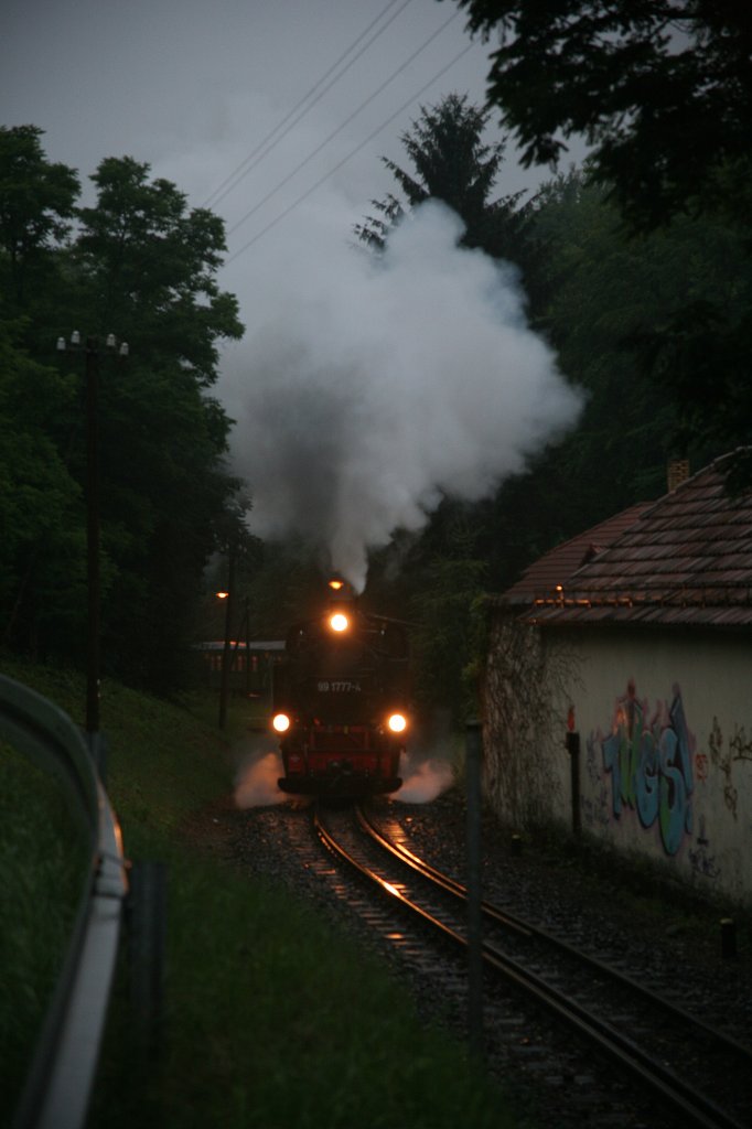 Etwas schneller ist man mit dem Auto doch, so da der Fotograf den ersten Zug nach Radeburg gegen 05:07 Uhr kurz nach dem Haltepunkt Lnitzgrund noch ablichten kann, leider bleibt es beim Starkregen.....21.06.12 
