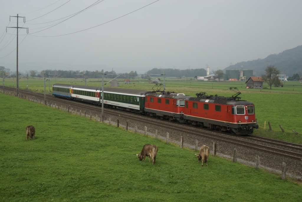 Etwas bermotorisiert war dieser Zug, der am 13.10.10 in Bilten auftauchte: Bespannt war er mit der Re 4/4 II  11300 und der Re 4/4 II 11126.