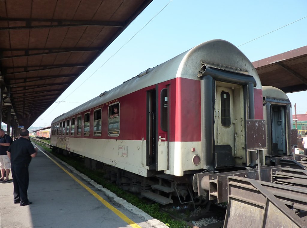 Etwas verloren wirkt der Bulgarische Schlafwagen aus Wien im Bahnhof von Belgrad. Aufgrund einer Verptung war der Zug an den dieser Kurswagen nach Sofia eigentlich htte angehngt werden sollen schon weg und der Wagen hat den Tag in Belgrad verbracht um abends nach Sofia zu fahren. Der Wagen wurde vor ber 40 Jahren bei VEB Waggonbau Grlitz gebaut und drfte nur noch Schrottwert haben.