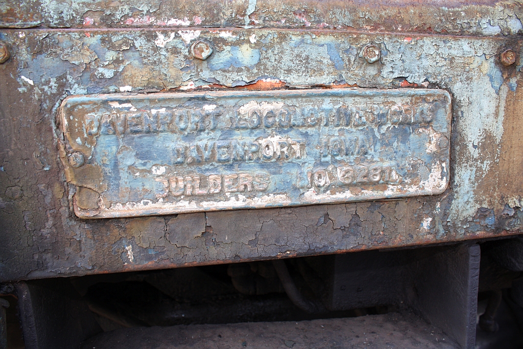Fabriksschild der 571 (Co'Co', de, Davenport, Bauj.1955, Fab.Nr.32811),aufgenommen am 26.Oktober 2011 im Depot Uttaradit.